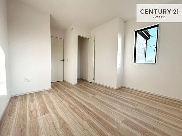 洋室は子供部屋や寝室、色々と用途多彩に利用できますね。収納力もたっぷりなので、広々気持ちよく過ごすことができます。【現地販売会開催中】