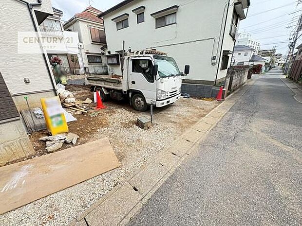 駐車スペースは2台分あります!セカンドカーはもちろん、バイクや自転車なども置き場所に困りません。