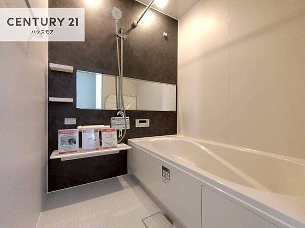 落ち着きある大人の雰囲気のバスルームは、味が出ていてバスタイムが充実!お仕事頑張っているご褒美にお好みの香りの入浴剤を入れて、楽しんでみてはいかがでしょうか?