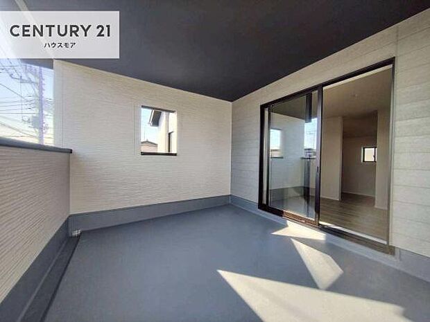 広々としているバルコニーです!お洗濯物を干すのはもちろん風に当たりながらくつろぎタイムが送れます!