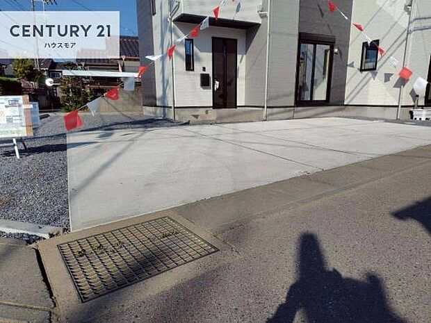 カースペース2台駐車可能。毎日の通勤やお買い物に便利で、来客時にもゆとりをもってお使いいただけます。