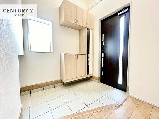 ミラー付きシューズボックス付きなので、玄関が片付きお掃除がしやすいです!スッキリした玄関で戸を開けた瞬間、清潔感のある心地いい空間が出迎えてくれます。