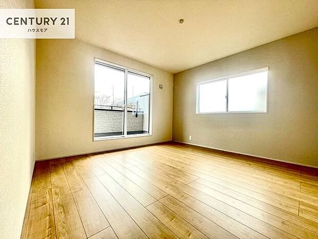 バルコニーに面している洋室です。明るく温もりがあり、換気もしっかりできます!朝起きて、外に出て背伸びをしつつ深呼吸をし良い朝を迎え入れることができます。