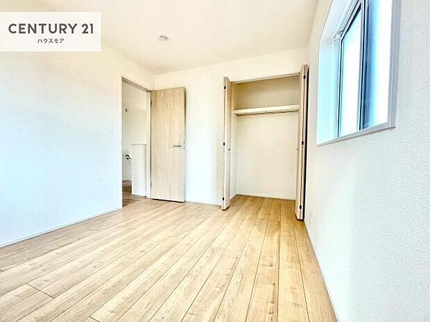 掃き出し窓がないお部屋は、お子様のお部屋としても安心です！収納スペースも充実しているので散らかったお部屋をサッと片付けられます！