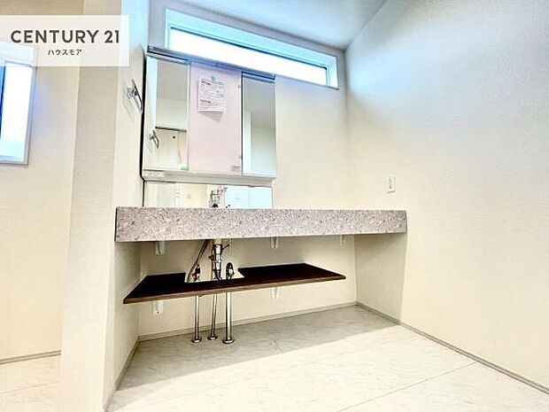 小窓付きの明るい洗面室です!湿気もすぐに入れ替えができて清潔に保つことができます!自然光が差し込むのでお化粧の仕上がりも良くなりますね!