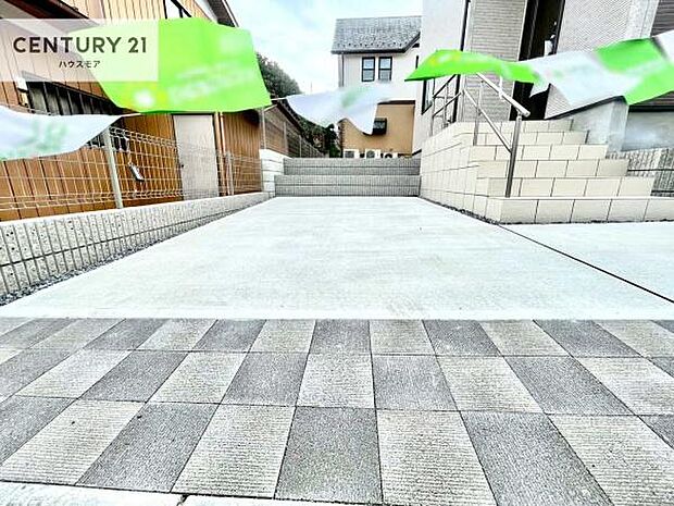 駐車スペースは2台分あります！セカンドカーはもちろん、バイクや自転車なども置き場所に困りません。