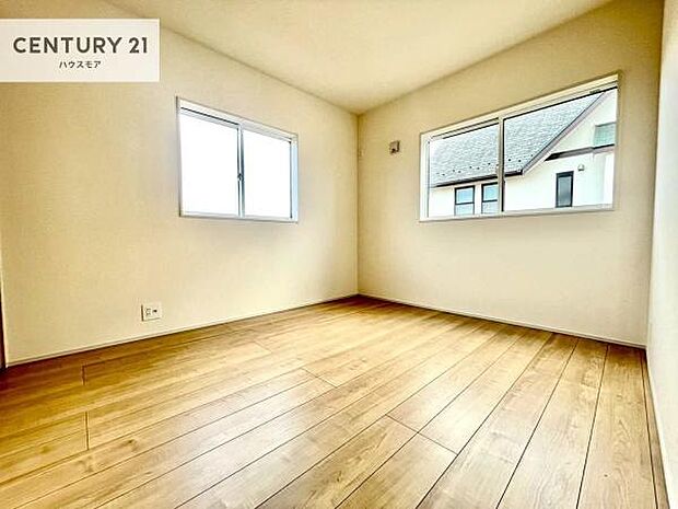 2面採光を確保した明るい室内は、風通しも良く、明るく大変居心地の良い空間となっております。リラックスして過ごせる心地の良いお部屋です！朝の目覚めがスッキリしますね。