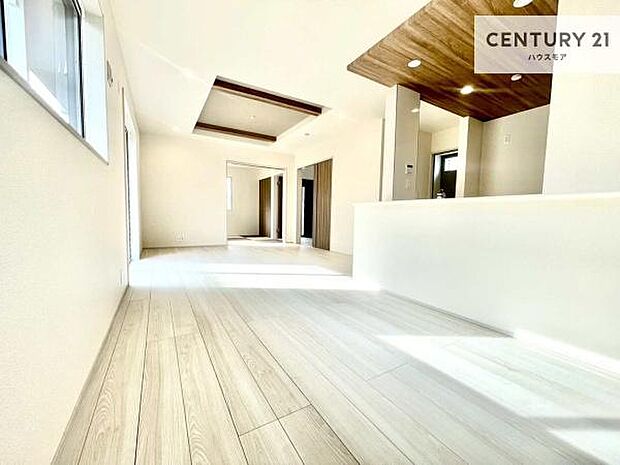 広々ダイニングスペース！ゆったりお食事。笑い声響く楽しい時間が過ごせます。日々の疲れも癒されます！