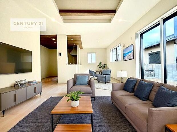 家具はCGパースです。開放感のある広々LDK！ソファーやダイニングテーブルを置いても窮屈にならないので快適に過ごせます！コミュニケーションが取りやすいリビングです！