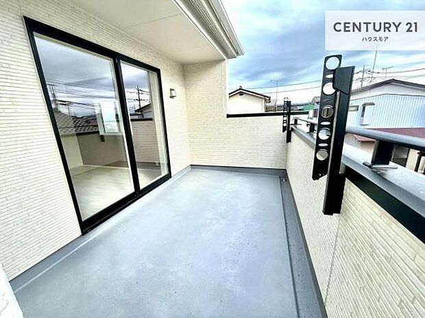 広々としているバルコニーです！お洗濯物を干すのはもちろん風に当たりながらくつろぎタイムが送れます！