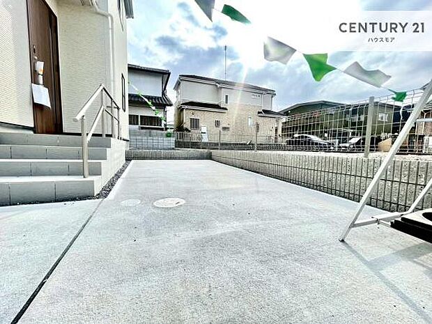 駐車スペースは2台分あります！セカンドカーはもちろん、バイクや自転車なども置き場所に困りません。