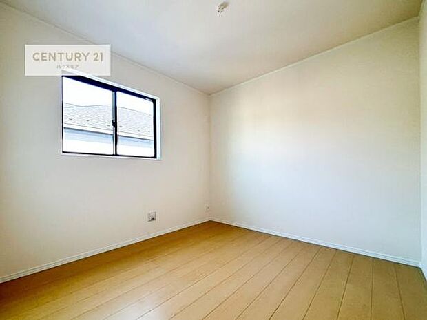 明るく風通しの良い居室です。「シンプル」にデザインされた室内。自由度が高いので家具やレイアウトでお好みの空間を創り上げられます。(同仕様)