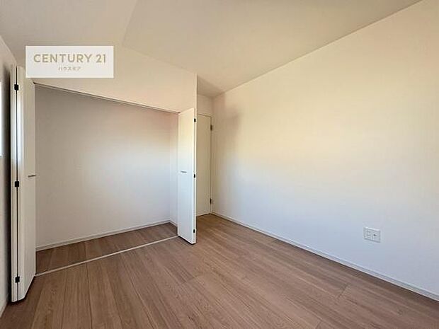 掃き出し窓がないお部屋は、お子様のお部屋としても安心です!収納スペースも充実しているので散らかったお部屋をサッと片付けられます!