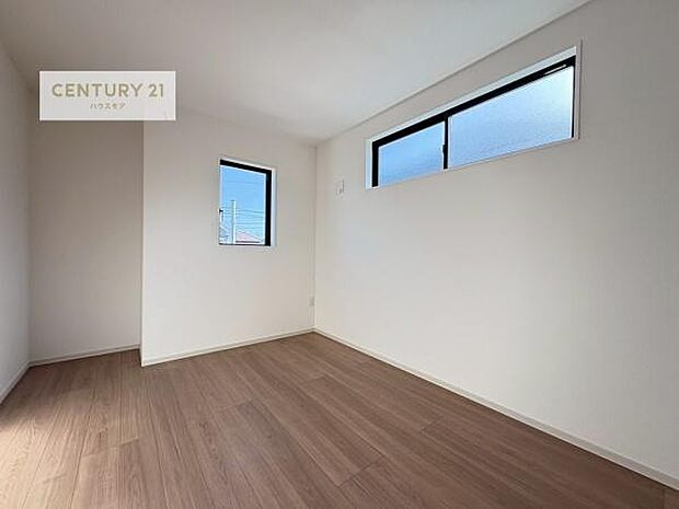 2面採光を確保した明るい室内は、風通しも良く、明るく大変居心地の良い空間となっております。リラックスして過ごせる心地の良いお部屋です!朝の目覚めがスッキリしますね!