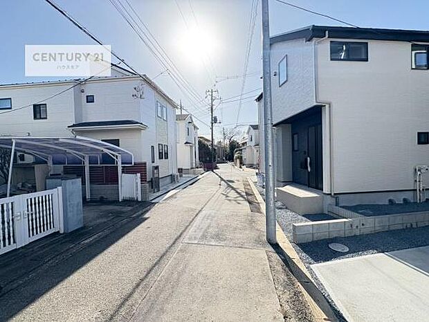 前面道路は5m!陽当り良好な立地です。車庫入れが苦手な方も安心ですね。