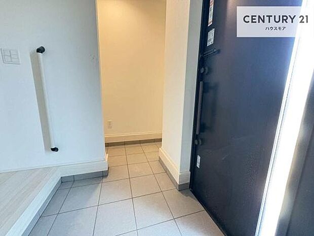 玄関収納が充実しているので、玄関周りがスッキリ片付き来客時に靴の置き場に困りません!