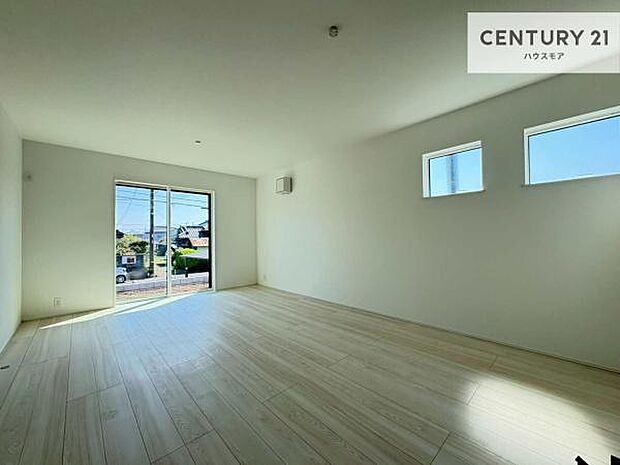 大きな窓からたっぷりの陽ざしが入る明るいリビング。開放感のあるリビングで家族団らんのくつろぎの時間を過ごせます!