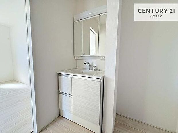 広々とした洗面室は、朝の身支度の時間もゆったり使える快適な空間。収納棚なども置きやすく、使い勝手の良い設計です。