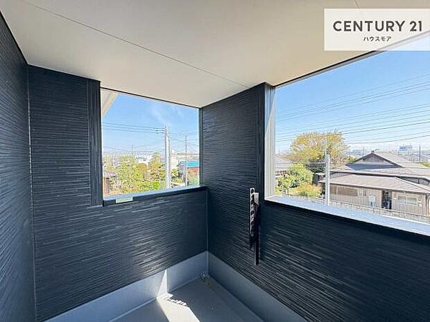 広々としているバルコニーです!お洗濯物を干すのはもちろん風に当たりながらくつろぎタイムが送れます!