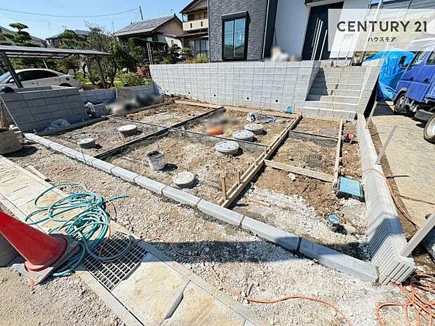 駐車スペースは2台分あります!セカンドカーはもちろん、バイクや自転車なども置き場所に困りません。