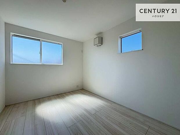 2面採光を確保した明るい室内は、風通しも良く、明るく大変居心地の良い空間となっております。リラックスして過ごせる心地の良いお部屋です!