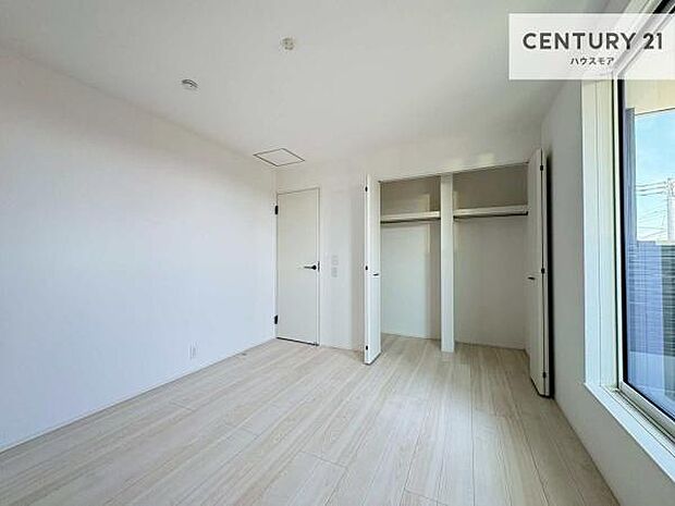 たっぷり日差しが差し込む洋室!温もりと明るさを兼ね備えた魅力的空間で、プライベート時間を有意義に過ごせます!