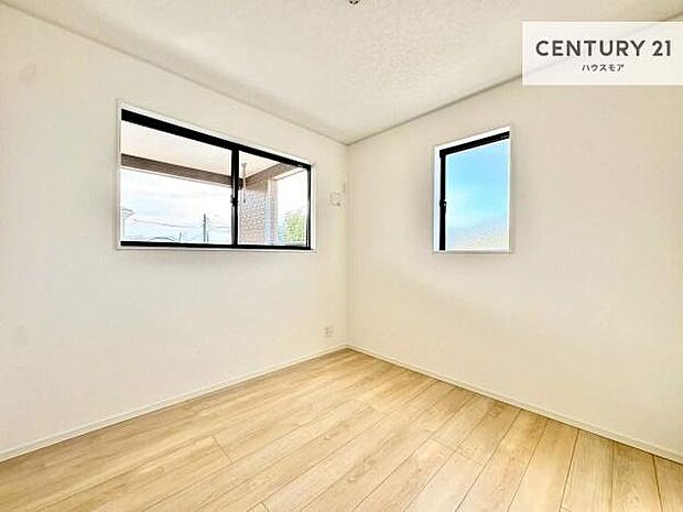 2面採光を確保した明るい室内は、風通しも良く、明るく大変居心地の良い空間となっております。リラックスして過ごせる心地の良いお部屋です!