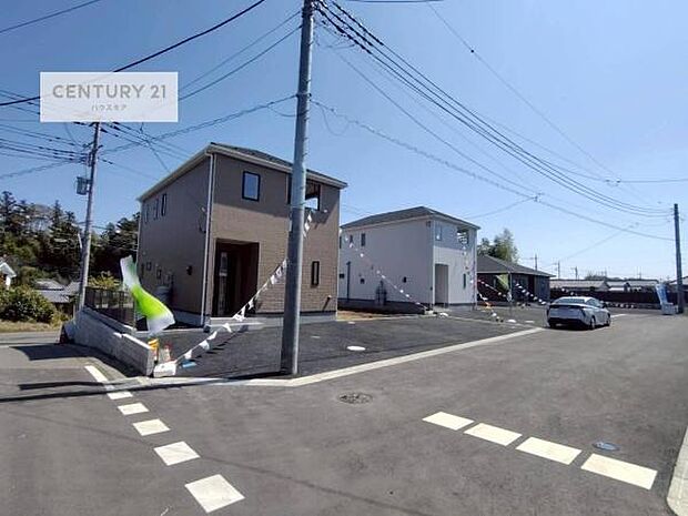 前面道路は5.65m×5.49m×6m!陽当り良好な立地です。車庫入れが苦手な方も安心ですね。