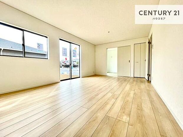 優しい陽だまりがリビングを包んでくれて居心地の良い空間を演出してくれます！くつろぎの時間を過ごせます！