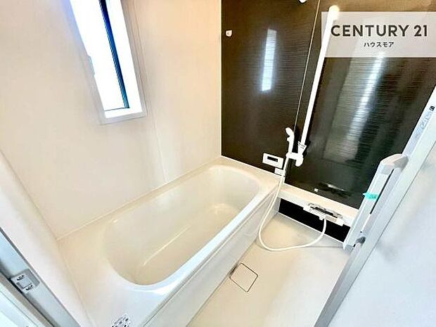 落ち着きある大人の雰囲気のバスルームは、味が出ていてバスタイムが充実！お仕事頑張っているご褒美にお好みの匂いの入浴剤を入れて、楽しんでみてはいかがでしょうか？