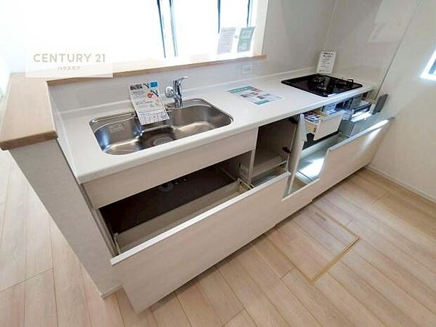 収納力の高いシステムキッチンで、調理器具や食器もすっきり片付き、広々とした空間で快適に料理が楽しめます。