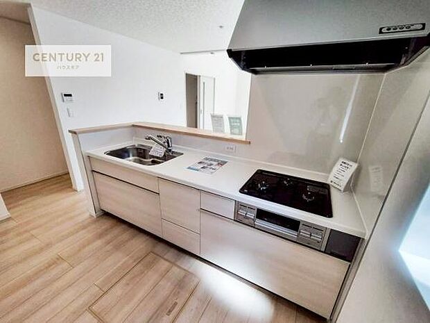 大人気の対面式システムキッチンを採用しています！ご家族のコミュニケーションが自然と増える設計です。お子様にも目が届くので嬉しいですね！広々使えて快適で作業が進みます。