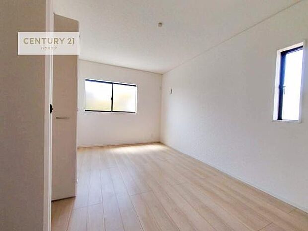 優しい光が差し込む洋室は、朝の目覚めも気持ちが良さそうですね。おうち時間もゆったりと過ごすことができます。優しい色合いのフローリングがどんな家具にもマッチします！