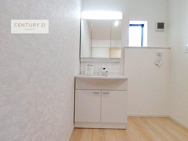 小窓付きの明るい洗面室です！湿気もすぐに入れ替えができて清潔に保つことができます！自然光が差し込むのでお化粧の仕上がりも良くなりますね！