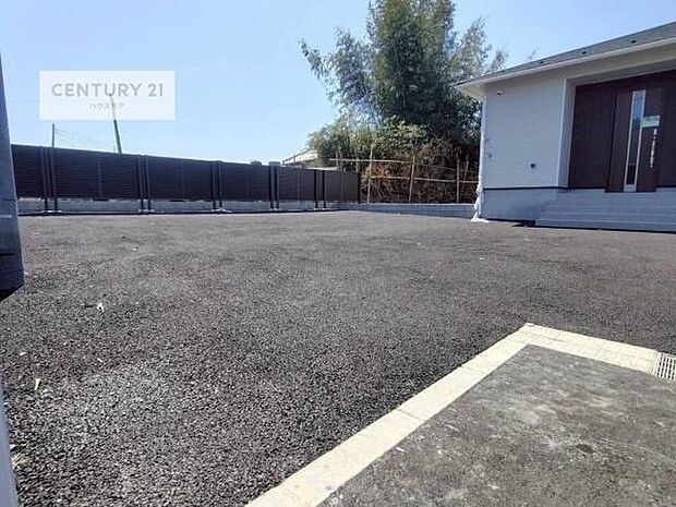 駐車スペースは2台分あります！セカンドカーはもちろん、バイクや自転車なども置き場所に困りません。