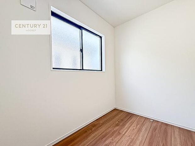 掃き出し窓がないお部屋は、お子様のお部屋としても安心です!壁面も広く設けられているので、成長にあわせてレイアウトを変更できるもの魅力の一つです。(同仕様)