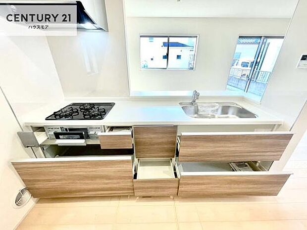 収納力の高いシステムキッチンで、調理器具や食器もすっきり片付き、広々とした空間で快適に料理が楽しめます。