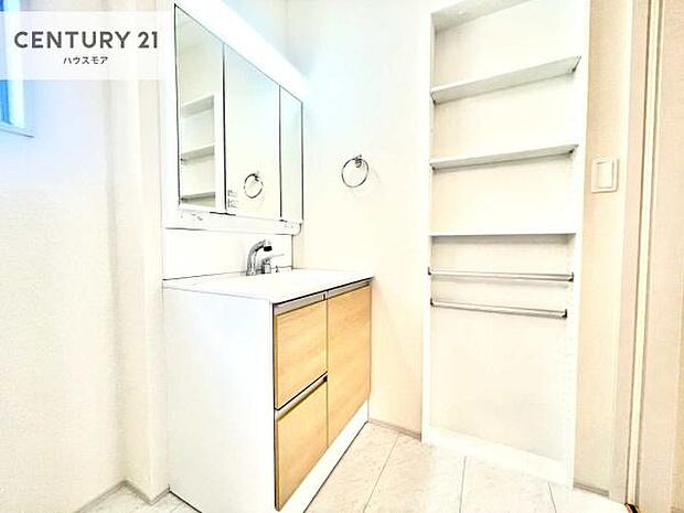 収納たっぷりの洗面室!日用品のストックやバスタオルがスッキリと収納できて取り出しやすい!水回りがスッキリ片付いて気持ちの良い空間!