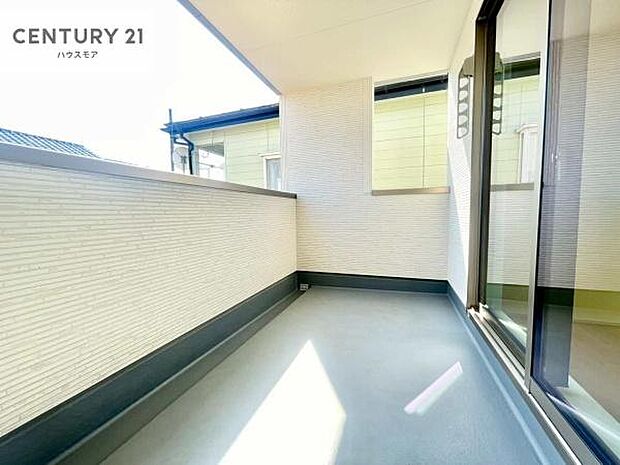 陽当たりの良いバルコニーで、お洗濯物もよく乾きそうですね!お天気の良い日にはバルコニーへ出てリフレッシュするのも気持ちよさそうです。