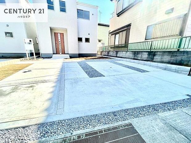 駐車スペースは2台分あります！セカンドカーはもちろん、バイクや自転車なども置き場所に困りません。