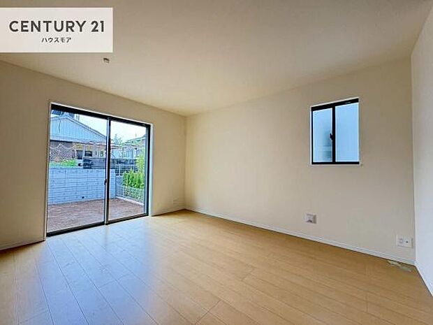 大きな窓からたっぷりの陽ざしが入る明るいリビング。開放感のあるリビングで家族団らんのくつろぎの時間を過ごせます！