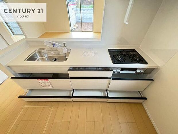 収納スペースが豊富で、調理スペースがスッキリと片付きひろ～く活用できます！快適に作業ができます！毎日の料理が捗ります！