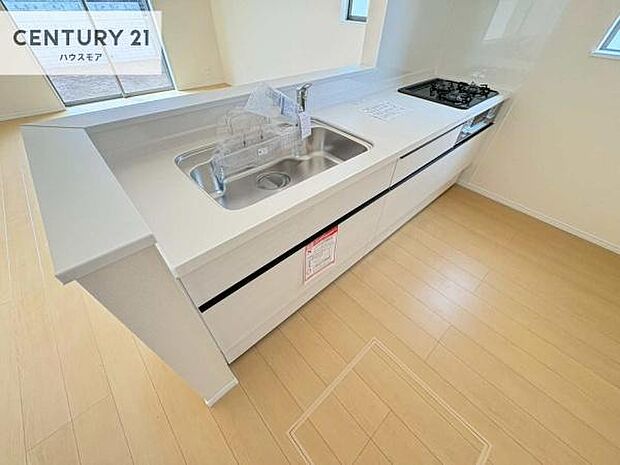 大人気の対面式システムキッチンを採用しています！ご家族のコミュニケーションが自然と増える設計です。お子様にも目が届くので嬉しいですね！広々使えて快適で作業が進みます。