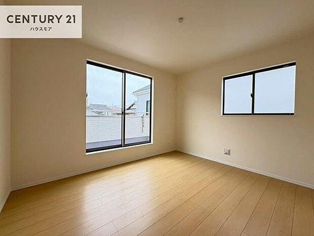 バルコニーへ面した洋室なので天気のいい日はバルコニーへ出てリフレッシュするのもいいですね！充実したプライベートタイムが送れる洋室！陽当たり、風通し良好です。