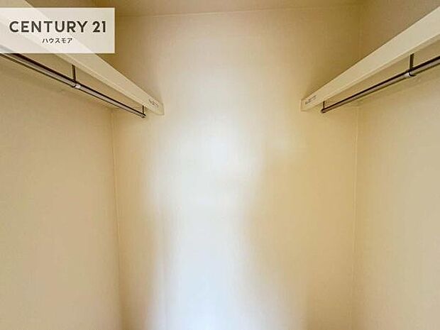 ウォークインクローゼット付きです。たくさんのお洋服などを収納しておけそうですね！他にも扇風機や加湿器など季節物の大きな家電も収納できます！