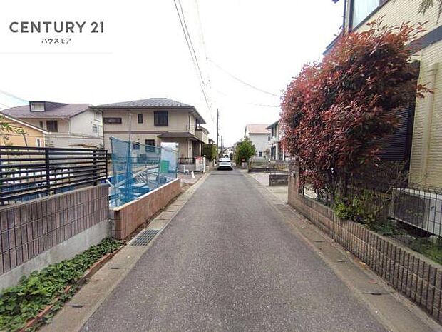 前面道路4m!陽当り良好な立地です。車庫入れが苦手な方も安心ですね。