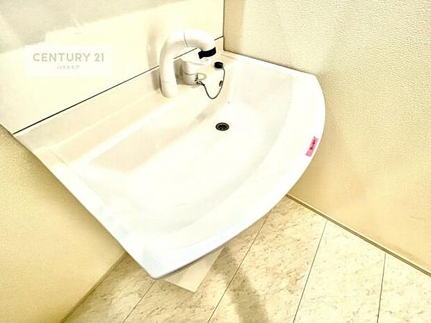 深い洗面台ボウルは、水が跳ねにくいのでお手入れが楽々!清潔感が保てます!キレイな洗面所で自分磨きのモチベーションが上がりますね!