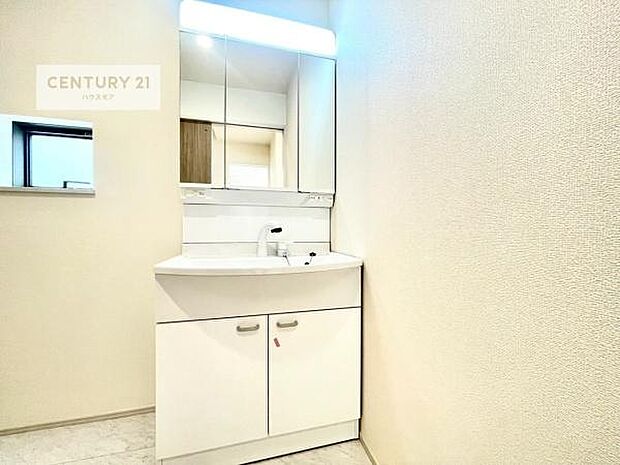 小窓付きの明るい洗面室です!湿気もすぐに入れ替えができて清潔に保つことができます!自然光が差し込むのでお化粧の仕上がりも良くなりますね!