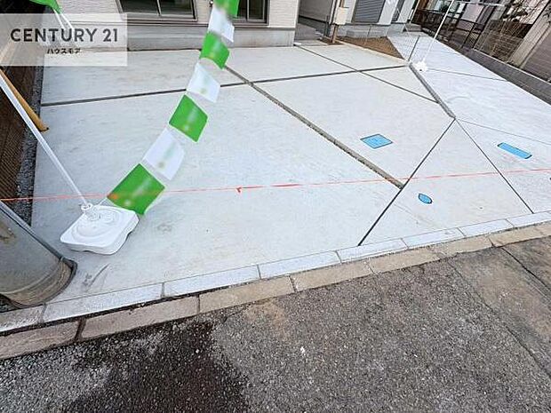 駐車スペースは2台分あります!セカンドカーはもちろん、バイクや自転車なども置き場所に困りません。