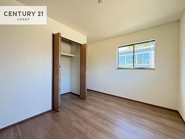 掃き出し窓がないお部屋は、お子様のお部屋としても安心です!収納スペースも充実しているので散らかったお部屋をサッと片付けられます!